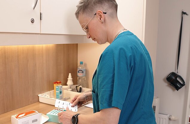 Eine Mitarbeiterin stellt Medikamente zusammen