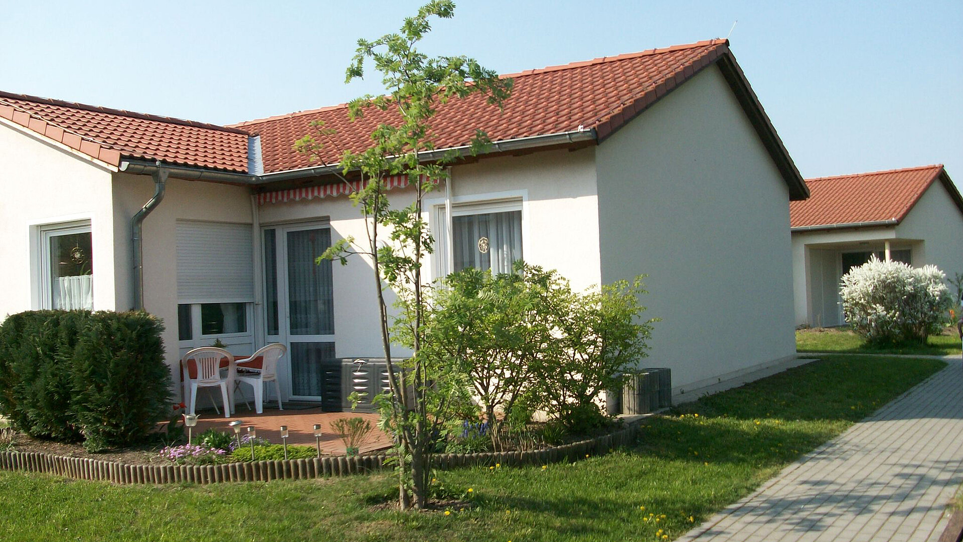 Hausansicht mit Terrasse und Garten - Betreutes Wohnen "Am Erlengrund"