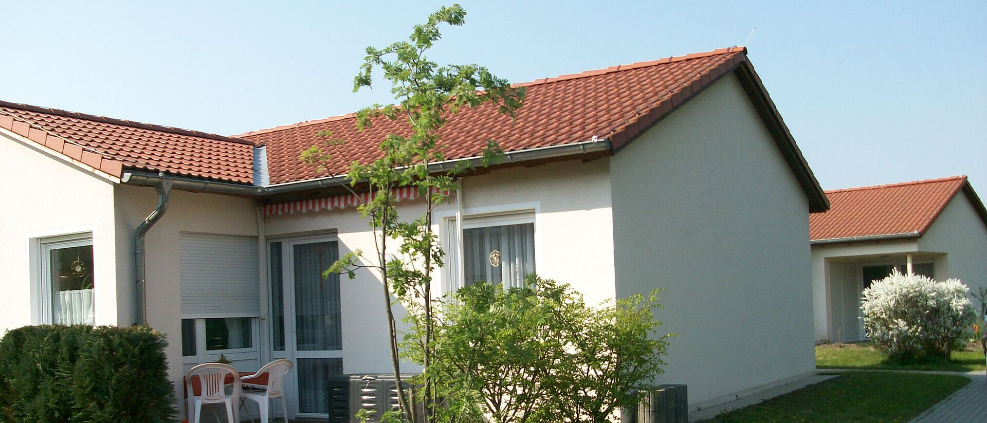 Hausansicht mit Terrasse und Garten - Betreutes Wohnen "Am Erlengrund"