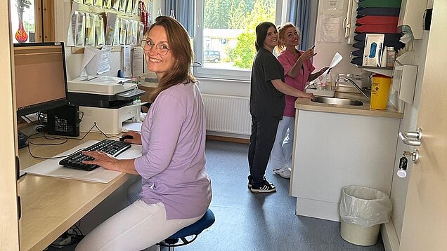 Zwei Mitarbeiterinnen und eine Auszubildende im Arbeitsraum
